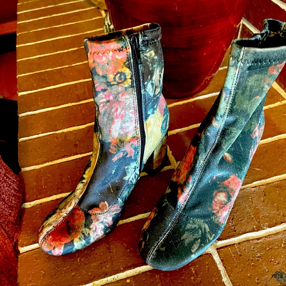 Mia Womens Floral Suede Heel Boots Size 8